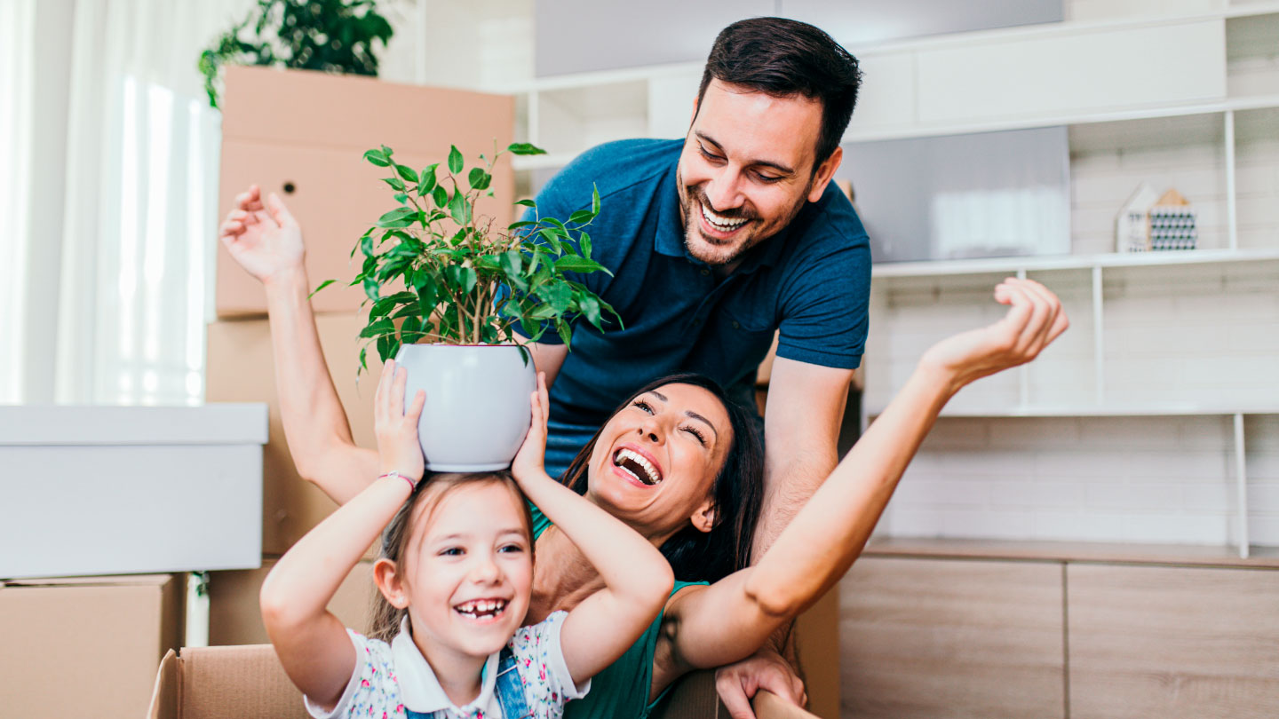 Familia feliz tras su mudanza con ByME Moving
