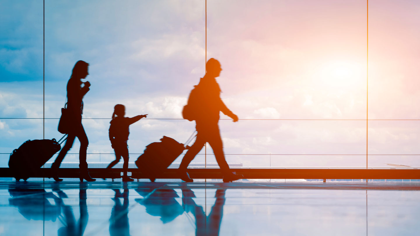 Familia en el aeropuerto preparando su mudanza internacional con ByME