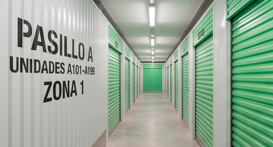Pasillo de trasteros ByME en instalación segura