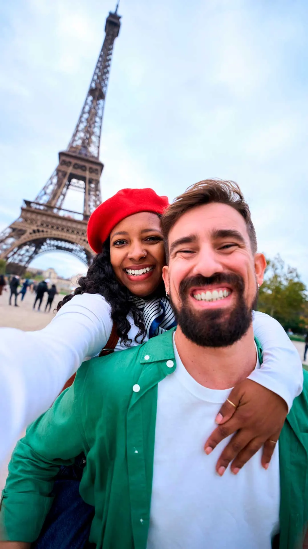 Pareja haciéndose un selfi delante de la torre Eiffel